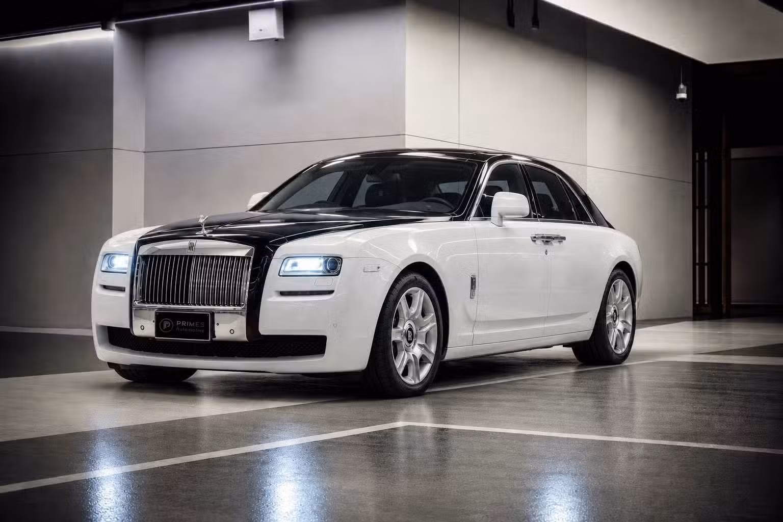 เช่า Rolls-Royce Ghost 2015 กรุงเทพ มุมหน้าเฉียงซ้าย ตัวถังทูโทนขาว-ดำ V12 563 แรงม้า ราคา 189,000 บาท/วัน | Rolls-Royce Ghost 2015 front three-quarter view, two-tone white and black, rent in Bangkok